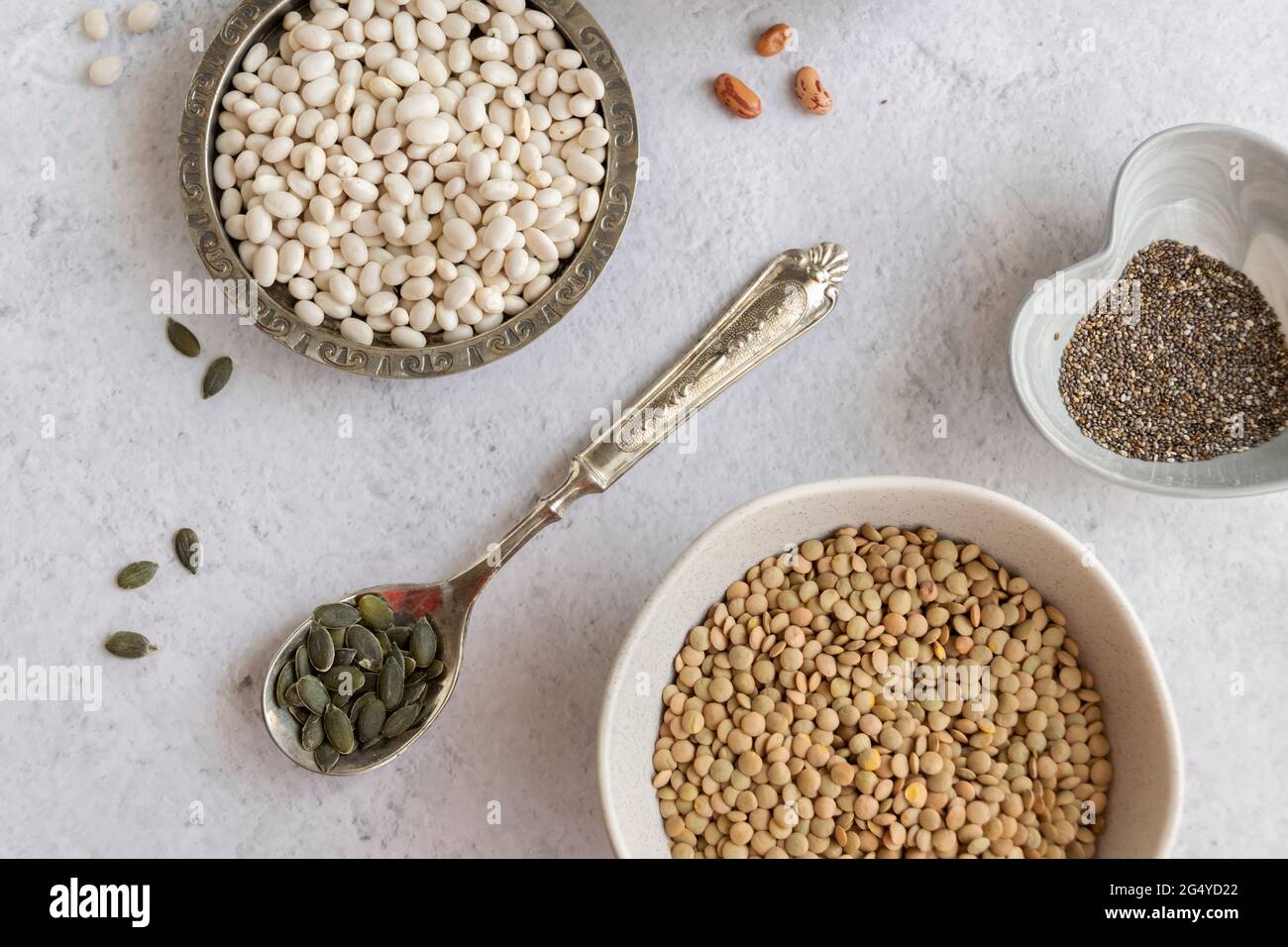 Verschiedene Hülsenfrüchte und Samen. Gesunde Lebensmittel sind natürlich reich an Eiweiß Stockfoto