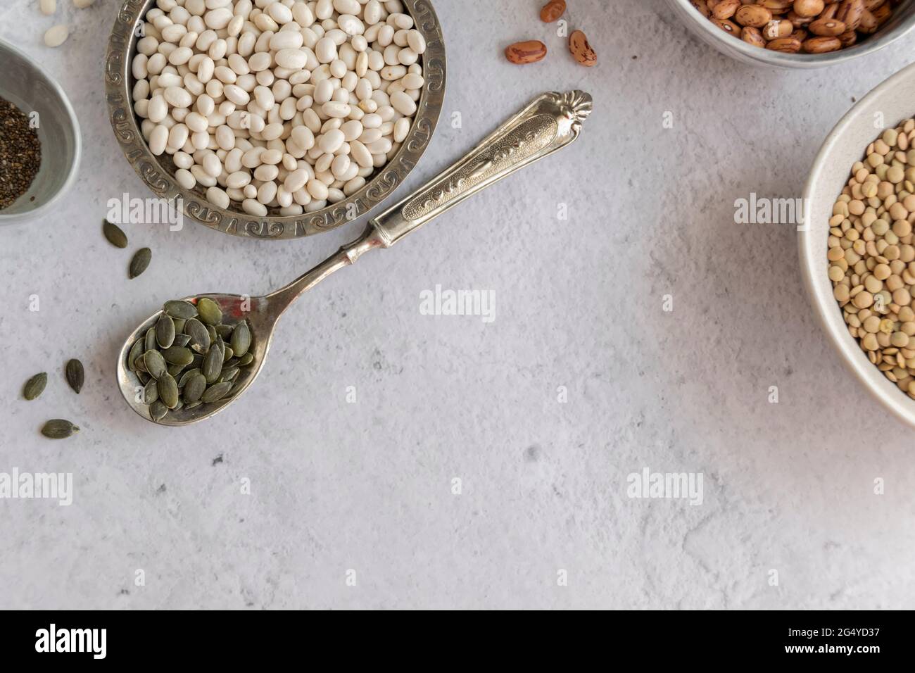 Verschiedene Hülsenfrüchte und Samen. Gesunde Lebensmittel sind natürlich reich an Eiweiß Stockfoto