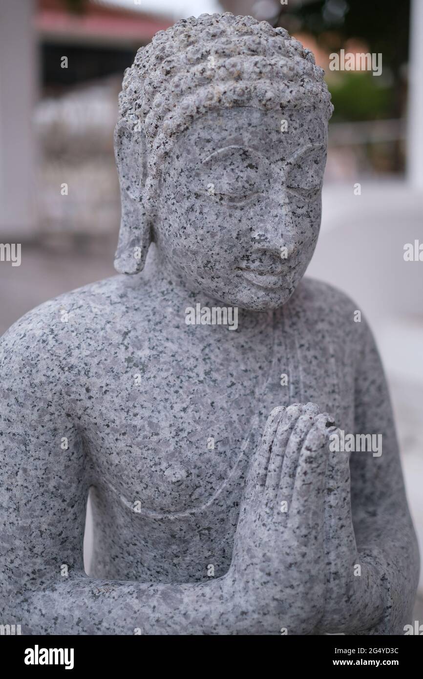 Eine Marmorfigur von Buddhisten, die Novizen verehren Stockfoto