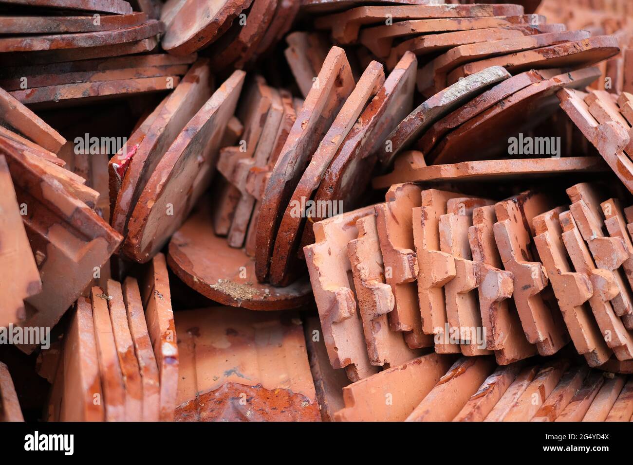 Ein Haufen frisch gemachter Terrakotta-Fliesen, vorbereitet für die Überdachung im buddhistischen Tempel Stockfoto Ein Haufen frisch gemachter Terrakotta-Fliesen, vorbereitet für die Überdachung im buddhistischen Tempel Stockfoto