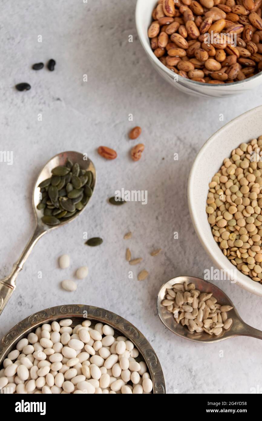 Verschiedene Hülsenfrüchte und Samen. Gesunde Lebensmittel sind natürlich reich an Eiweiß Stockfoto
