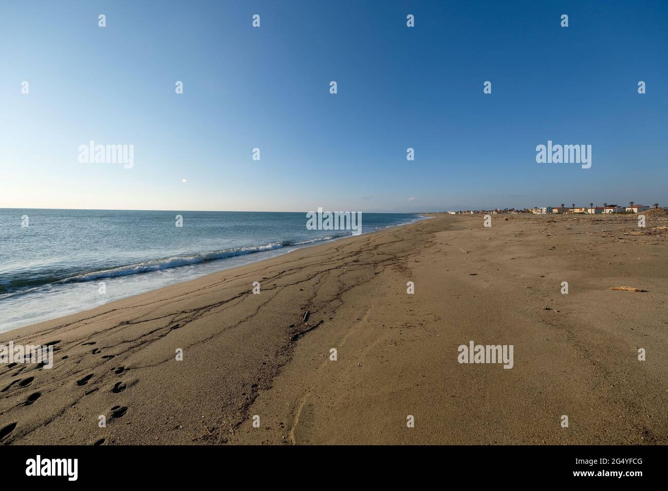 Schöner einsamer Strand in Sete, frankreich während des Lockdown, Kopierplatz Stockfoto