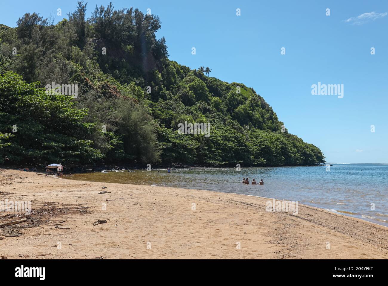 PRINCEVILLE, HAWAII, USA - 03. Jun 2021: Eine Szene am Wyllie's Beach, einem versteckten und schwer zugänglichen Strand am Nordufer von Kauai. Stockfoto