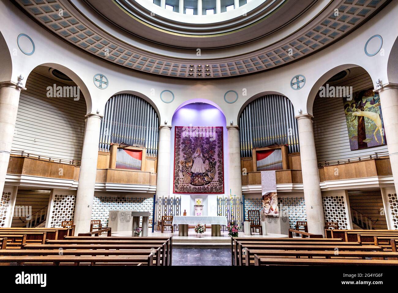 Altar von Notre Dame de France mit Aubusson-Wandteppich von Dom Robert, Leicester Square, London, Großbritannien Stockfoto