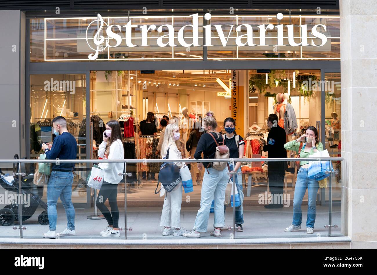 Die Haupteinkaufsfläche im Einkaufszentrum St. James Quarter in Edinburgh. Die erste Phase des neuen Einkaufszentrums wurde nach fünf Jahren Bauzeit eröffnet. Ausgabedatum: Donnerstag, 24. Juni 2021. Stockfoto