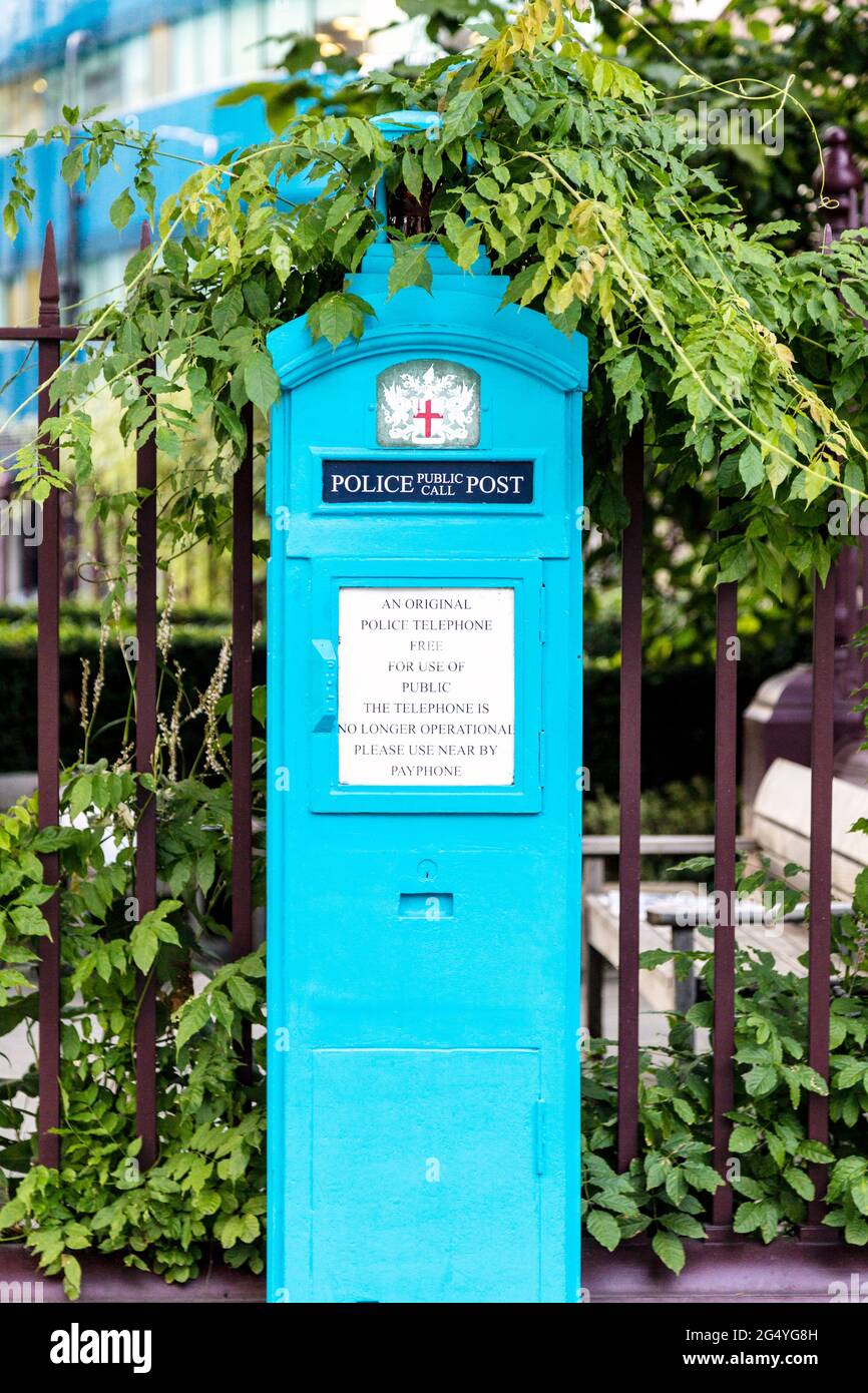Alte, blaue Polizeibox vor der St. Botolph Without Aldgate Kirche in Aldgate, London, Großbritannien Stockfoto