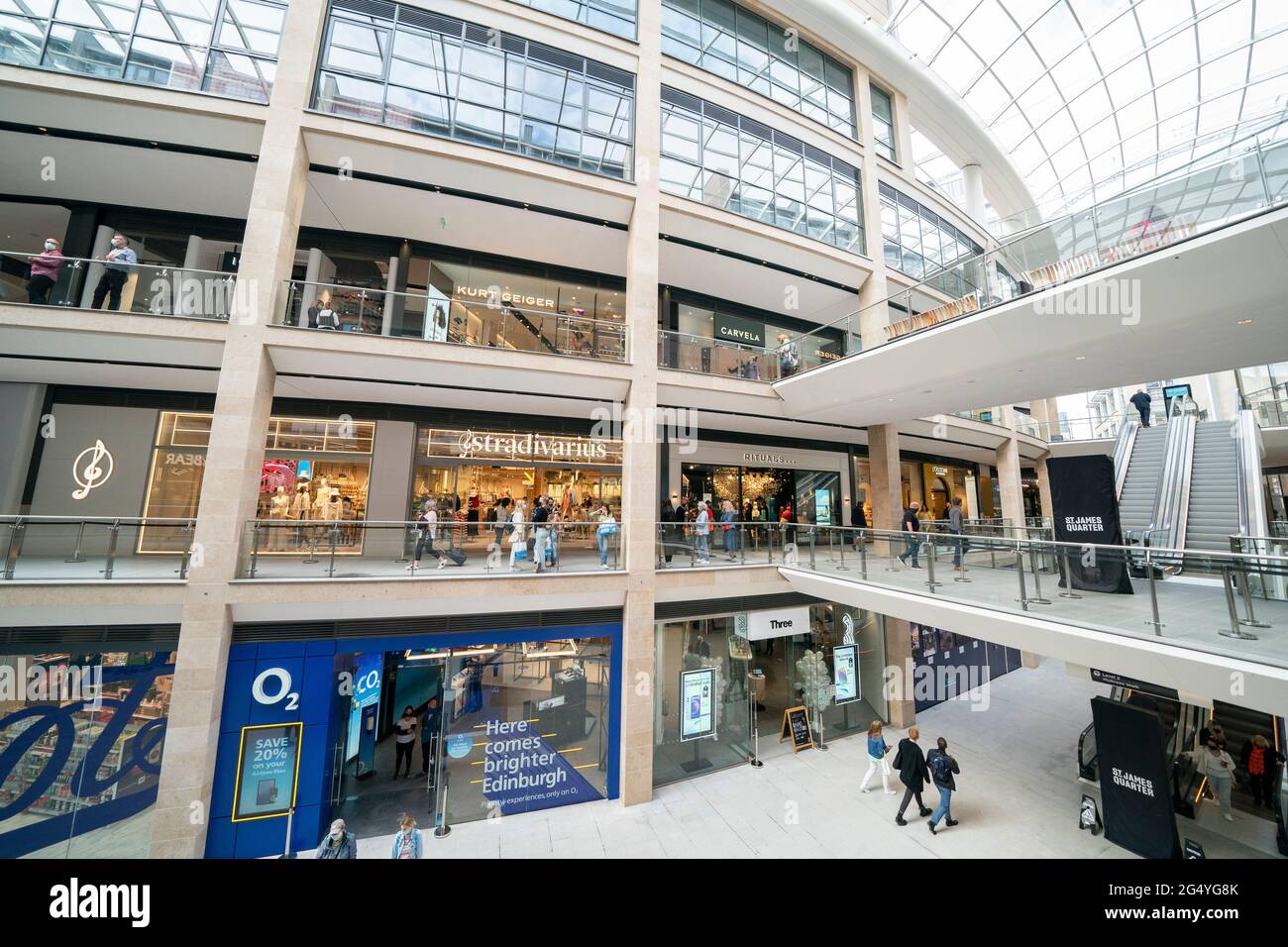 Die Haupteinkaufsfläche im Einkaufszentrum St. James Quarter in Edinburgh. Die erste Phase des neuen Einkaufszentrums wurde nach fünf Jahren Bauzeit eröffnet. Ausgabedatum: Donnerstag, 24. Juni 2021. Stockfoto