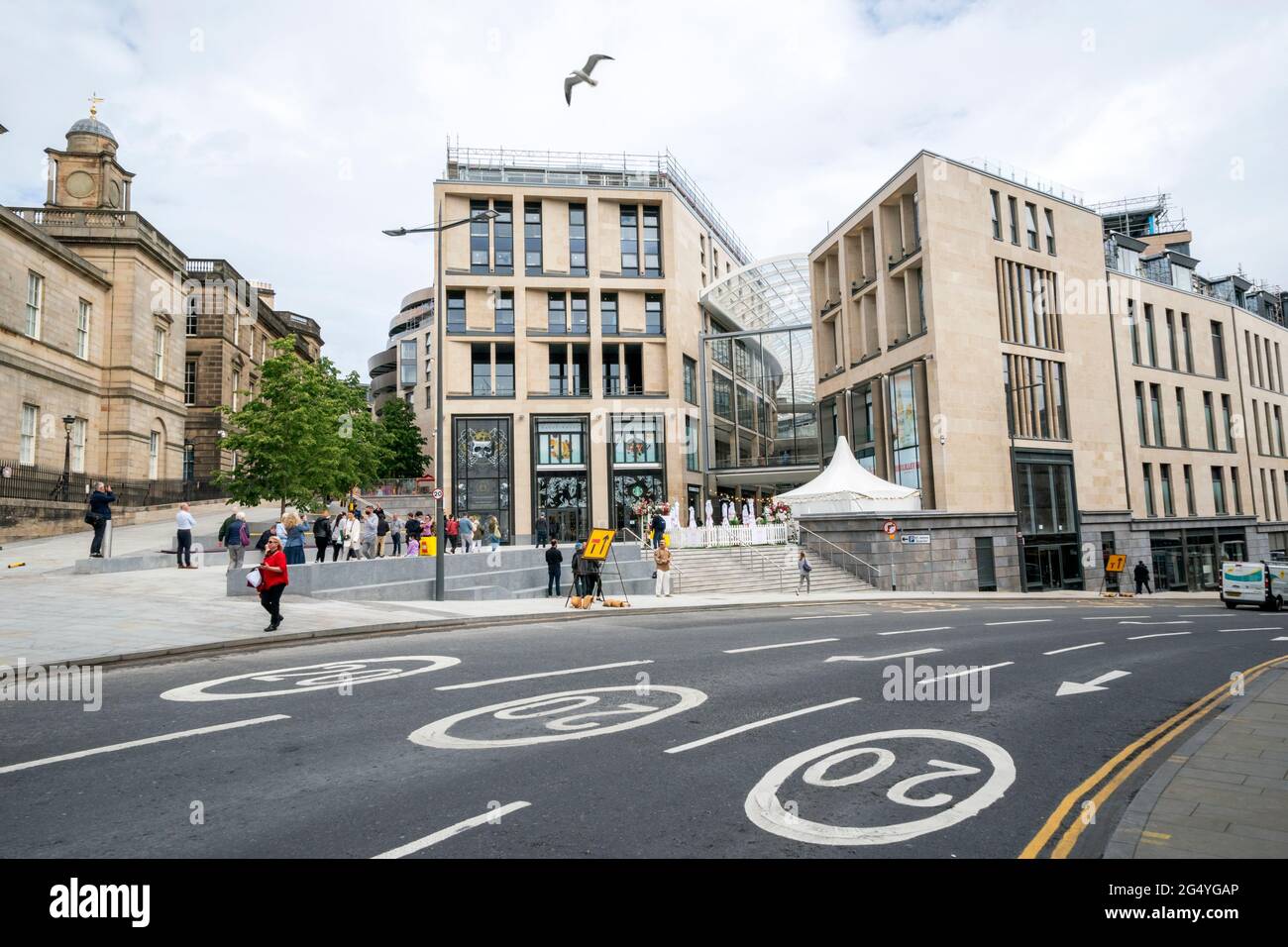 Der Leith Walk Eingang zum St James Quarter Shopping Centre in Edinburgh. Die erste Phase des neuen Einkaufszentrums wurde nach fünf Jahren Bauzeit eröffnet. Ausgabedatum: Donnerstag, 24. Juni 2021. Stockfoto