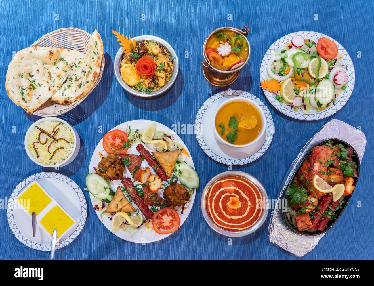 Auswahl an Fleischgerichten und Salaten aus der indischen Küche. Blick von oben Food Panorama. Stockfoto