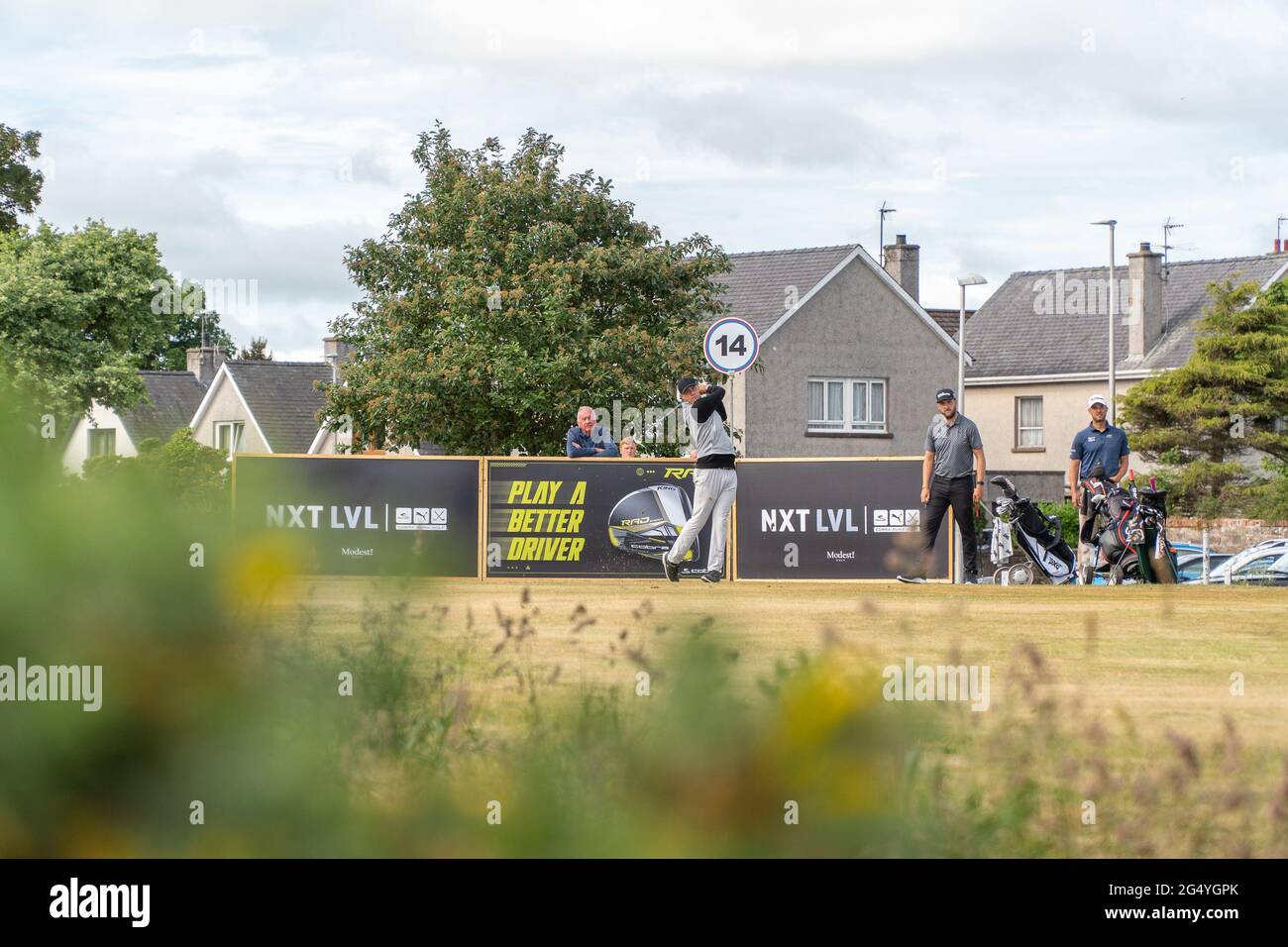 Montrose, Angus, Schottland, Großbritannien, 23. Juni 2021: In dieser Woche findet die PGA Europro Tour - die Eagle Orchid Scottish Masters - im Montrose Golf Links statt. Spielen auf dem fünftältesten Golfplatz der Welt. (Kurs 1562) heute ist die zweite Runde des Hauptturniers, mit dem ersten Abschlag bei 0630, werden die Profis um einen Anteil des £49,235 Preisfonds spielen. Joe Dean hat in der zweiten Runde mit 7 unter Par gespielt und war damit in einer Runde auf dem zweiten Platz. Viele weitere Spieler könnten Joe im Laufe des Tages weiter nach unten schieben. (Kredit-Barry Nixon/Alamy Stockfoto