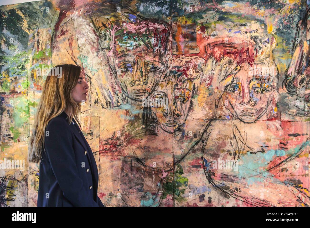 London UK 24 June 2021 sechs Werke des britischen Künstlers Daniel Crews-Chubb interpretieren das Originalgemälde von Rubens, das Europa nach dem Dreißigjährigen Krieg (1618-1648) allegorisch darstellt. Crews-Chubb hat in den heutigen Testzeiten den Spiegel hochgehalten und die Themen in Rubens Meisterwerk auf den Kopf gestellt und im heutigen Kontext und durch seine eigene künstlerische Vision neu interpretiert. Daniel ist der erste zeitgenössische Künstler, der in diesem historischen Denkmal ausgestellt wurde. Die Ausstellung ist eine Partnerschaft zwischen der Galerie Vigo und dem englischen Kulturerbe.Paul Quezada-Neiman/Alamy Live News Stockfoto