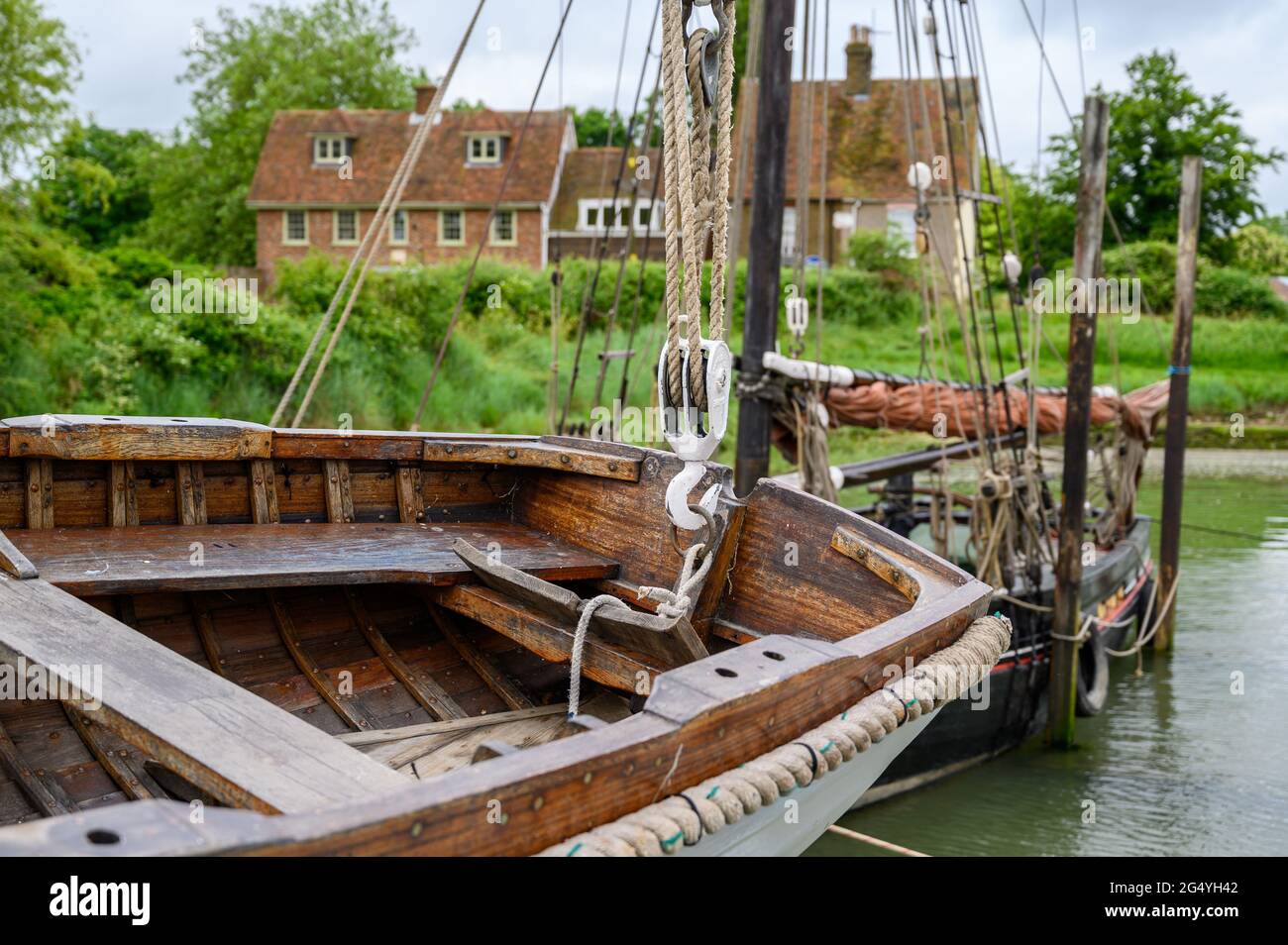Im Vordergrund das Beiboot der Segelbarge 'Edith May' mit der Whitstable Oyster Smack Thistle F86, die dahinter in Lower Halstow, Kent, England, vertäut ist. Stockfoto