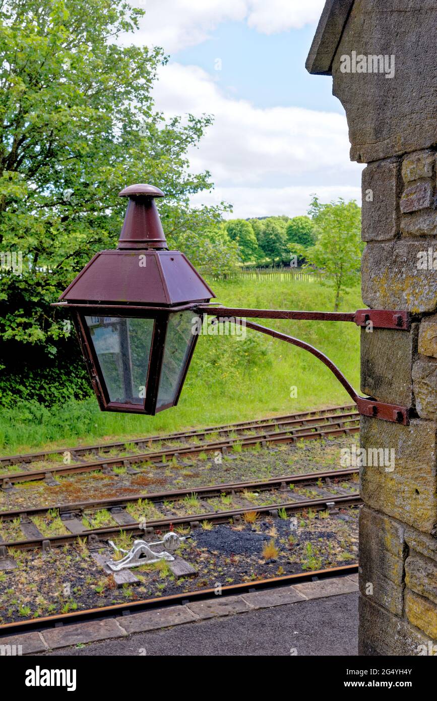 Alte Vintage schöne Wandlaterne in Beamish Village, Durham County, England, Großbritannien, 12. Juni 2021 Stockfoto