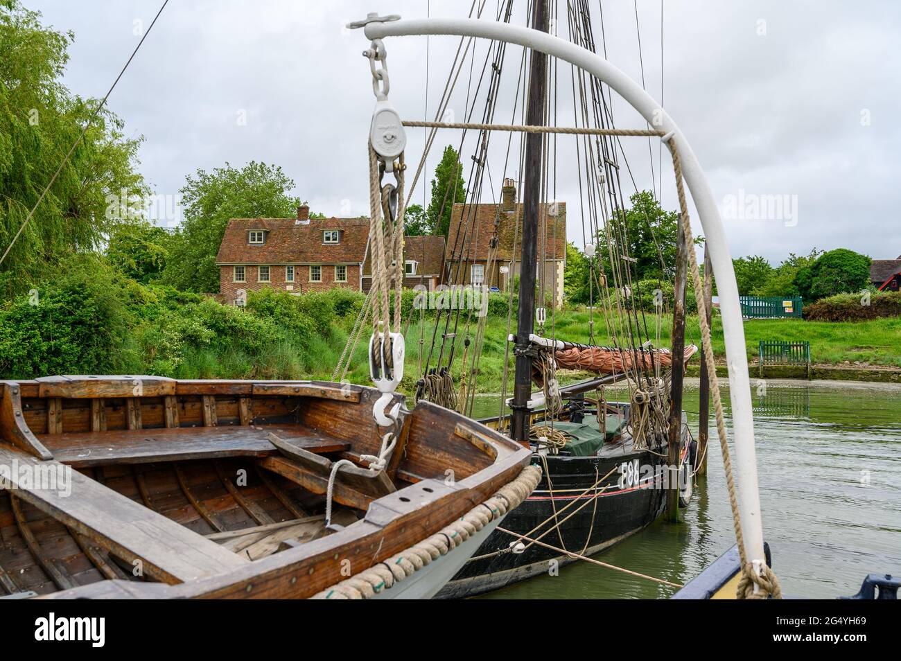 Im Vordergrund das Beiboot der Segelbarge 'Edith May' mit der Whitstable Oyster Smack Thistle F86, die dahinter in Lower Halstow, Kent, England, vertäut ist. Stockfoto