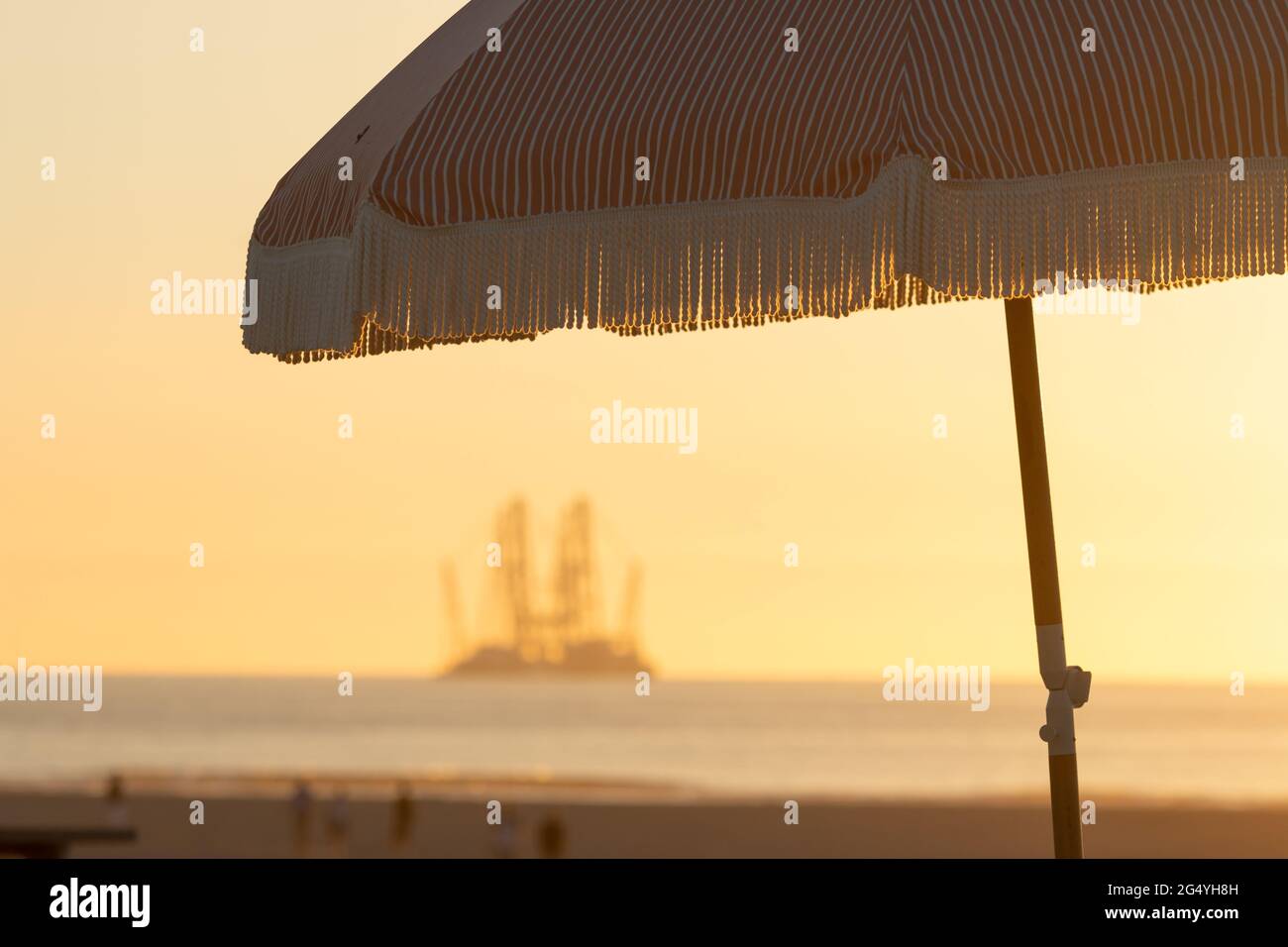 Vor der niederländischen Küste legen Windkraftanlagen der Schwerindustrie auf und bauen einen Offshore-Windpark für Windenergie Stockfoto