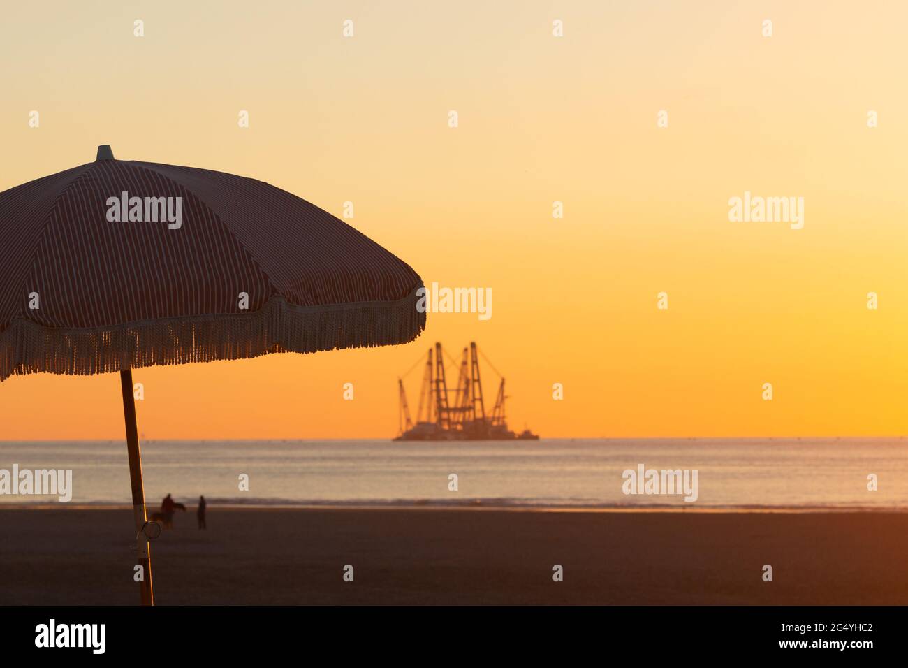 Vor der niederländischen Küste legen Windkraftanlagen der Schwerindustrie auf und bauen einen Offshore-Windpark für Windenergie Stockfoto