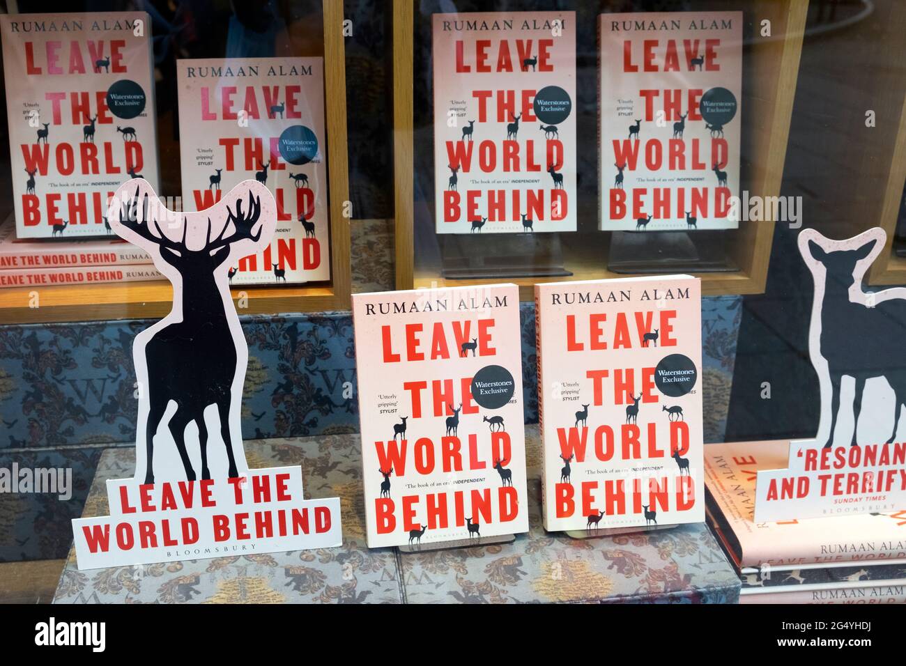 Die Welt hinter sich lassen Buchcover im Waterstones Buchladen-Schaufenster mit Büchern im Sommer zu sehen Juni 2021 London England Großbritannien KATHY DEWITT Stockfoto