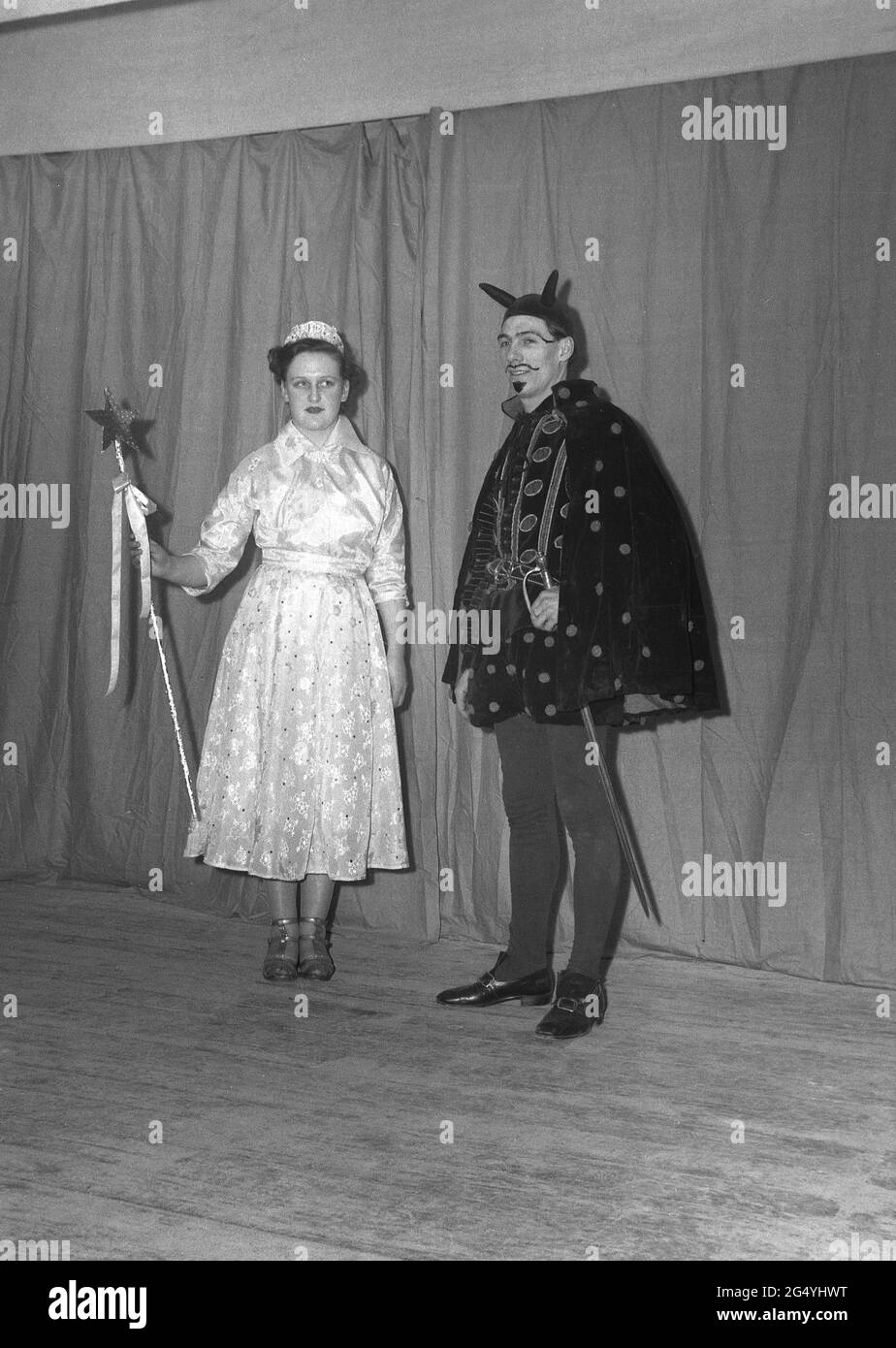 1954, historisch, eine weibliche und männliche Actorson-Bühne in ihren Kostümen in der Pantomine, Mother Goose, England, Großbritannien. Stockfoto