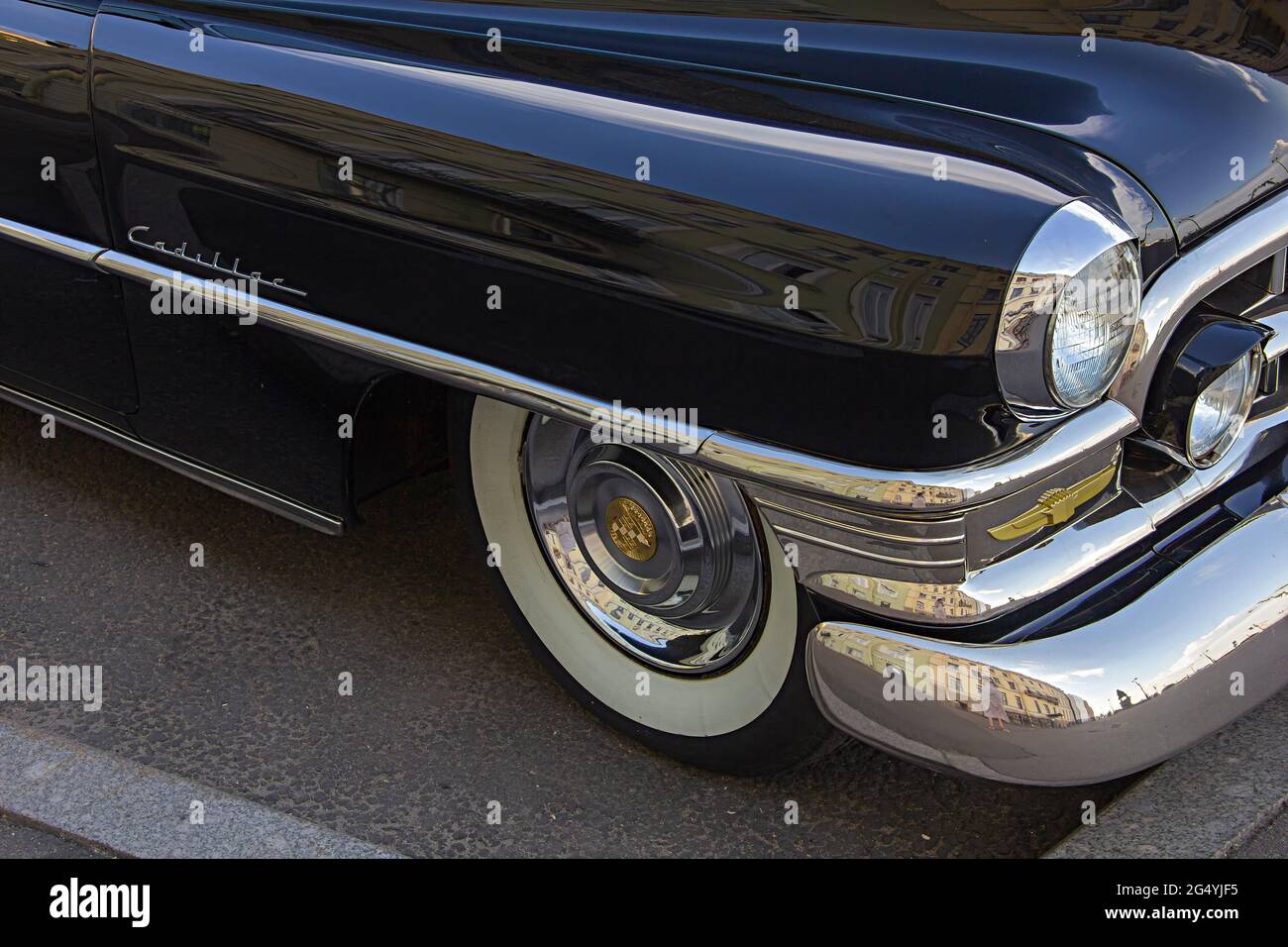 ST. PETERSBURG, RUSSLAND - 9. JUNI 2021: Cadillac Coupe Deville 1950er Jahre, schwarzer Executive-Wagen, alter klassischer Retro-Wagen, Ära des großen gatsby, Stadtreflexion Stockfoto