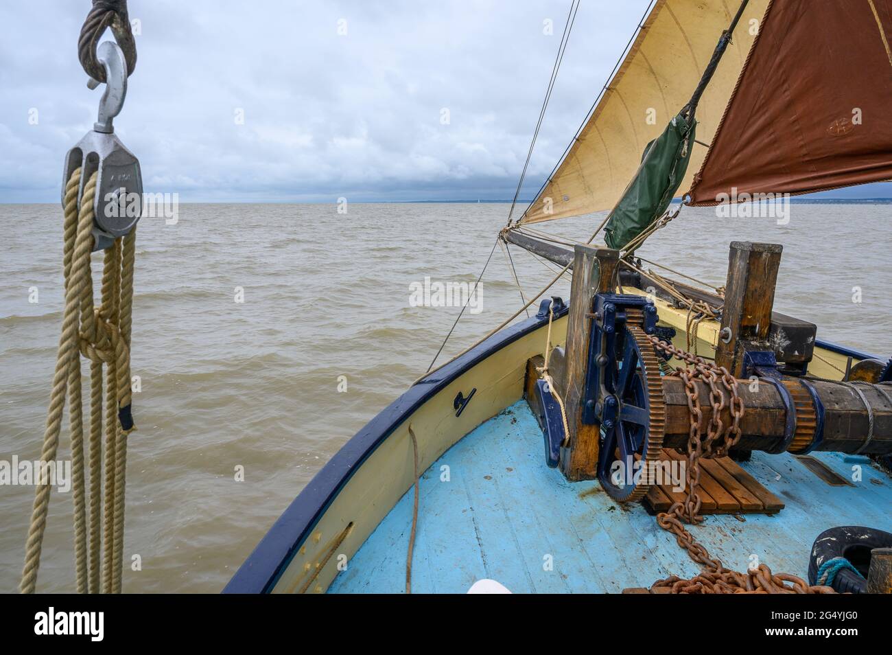 Blick auf die Isle of Sheppey vom Bug aus mit Bugsprit und Jib des historischen Segelschiffs „Edith May“ in der Themse-Mündung, Kent, England. Stockfoto