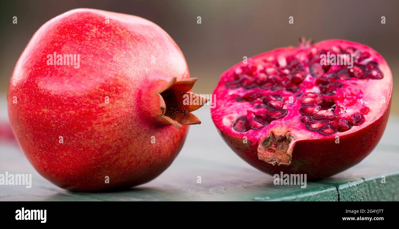 Natürliche immunstimulierende, antioxidative, Granatapfel reifen organischen gesunden Früchten und Samen. Webbanner. Stockfoto