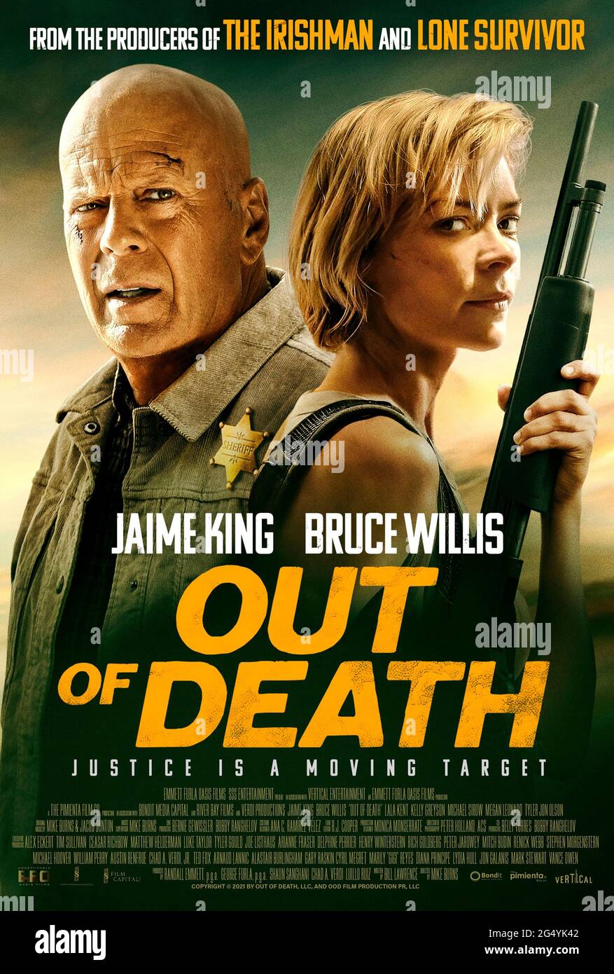 Out of Death (2021) unter der Regie von Mike Burns mit Bruce Willis, Jaime King und Lala Kent. Eine korrupte Sheriffs-Abteilung in einer ländlichen Bergstadt wird rückgängig gemacht, als ein unbeabsichtigter Zeuge einen Schraubenschlüssel in ihre zwielichtige Operation wirft. Stockfoto