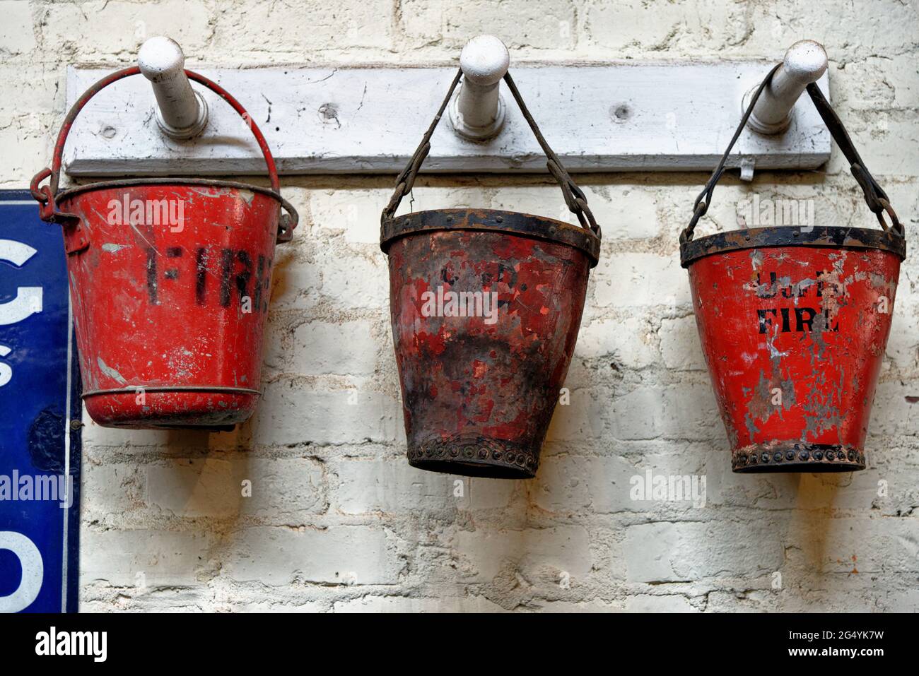 Drei rote Feuereimer in einer Werkstatt in Beamish Village, Durham County, England, Großbritannien, 12. Juni 2021 Stockfoto