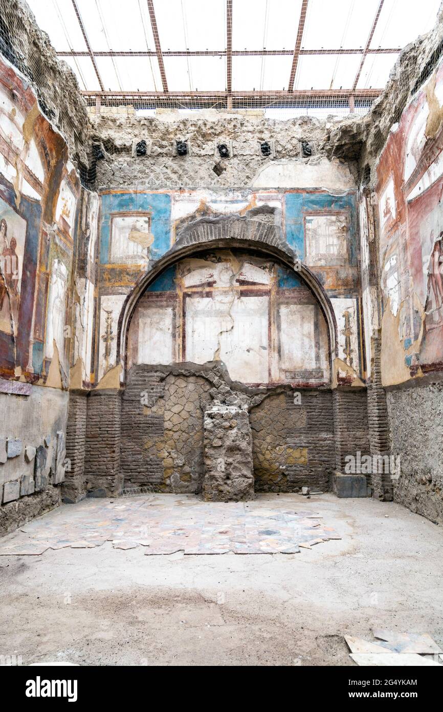 Wandmalereien und Wandmalereien im Kollegium der Augustalen (La Sede degli Augustali) in der antiken Stadt Herculaneum, Kampanien, Italien Stockfoto