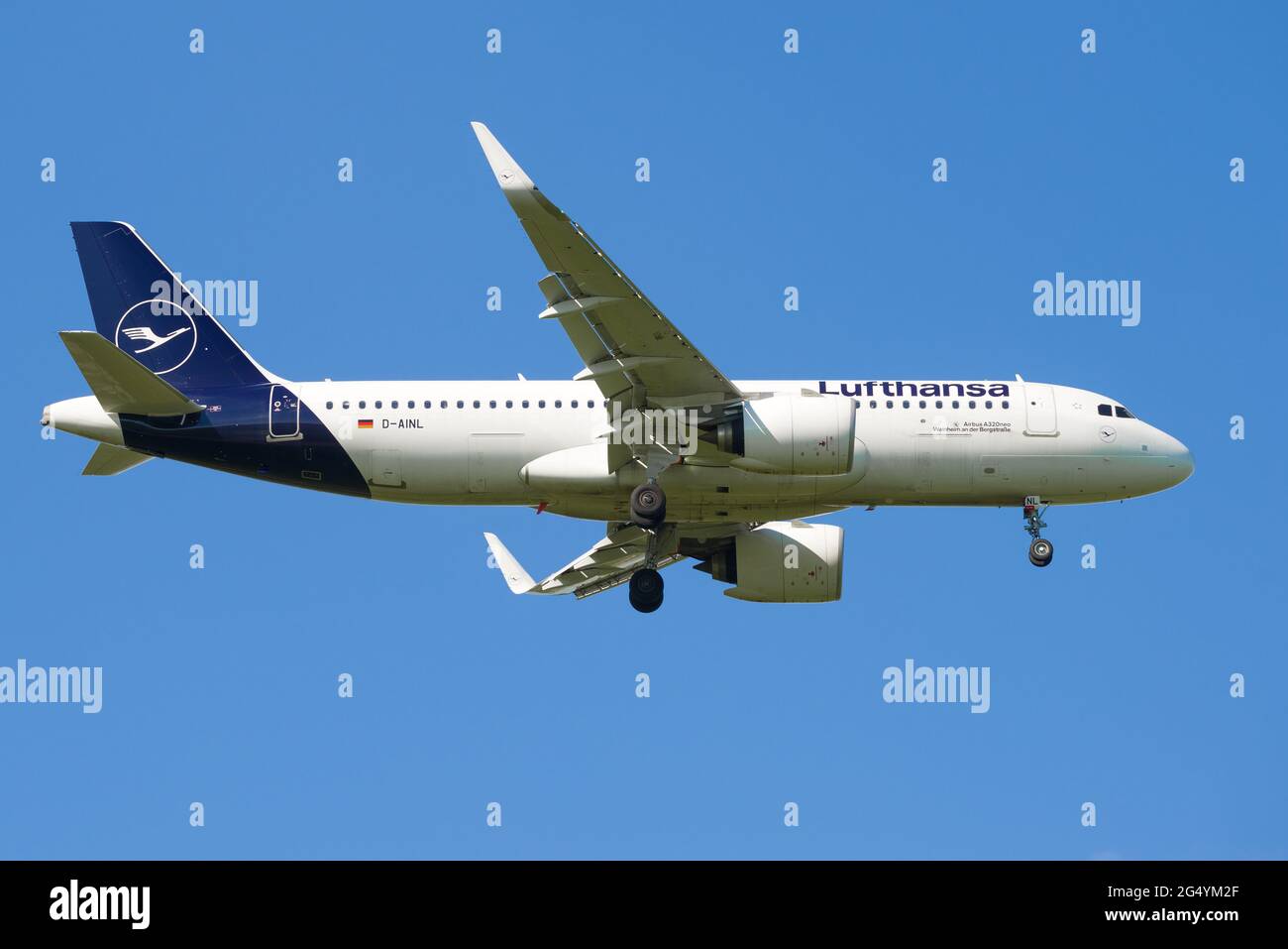 SANKT PETERSBURG, RUSSLAND - 29. MAI 2021: Airbus A320neo (D-AILN) der Lufthansa Airlines auf dem Gleitschirmweg. Profilansicht Stockfoto