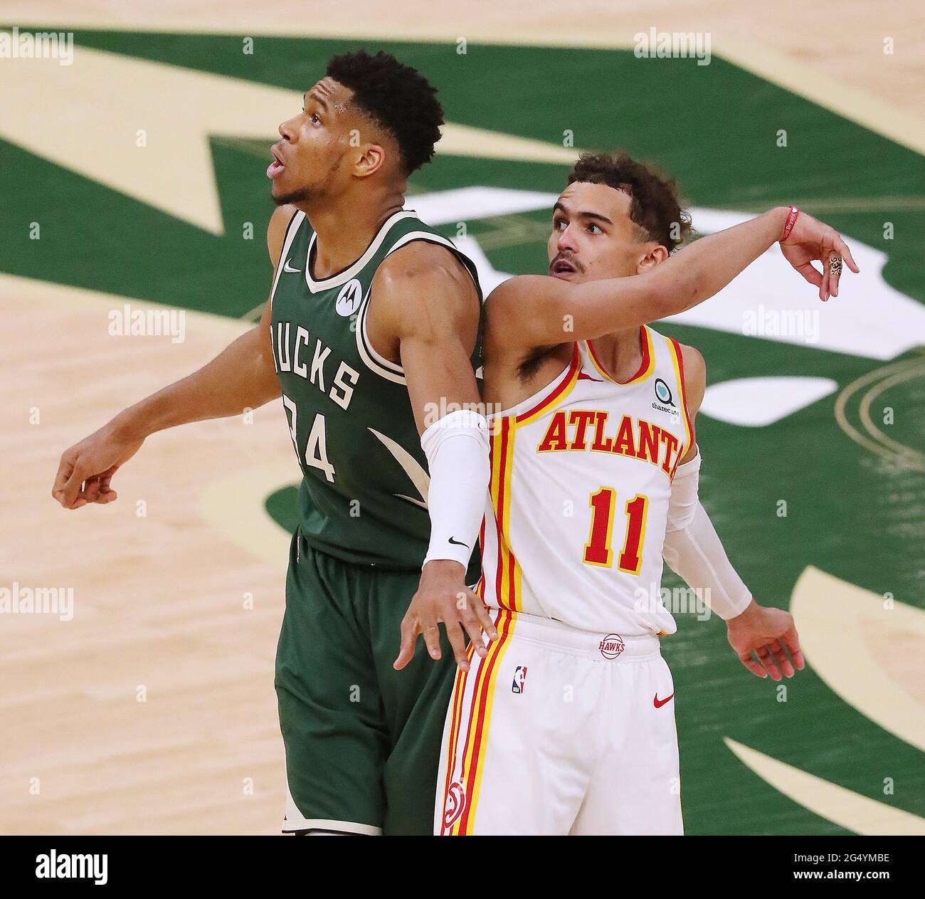 Milwaukee, USA. Juni 2021. Die Atlanta Hawks' Trae Young (11) beobachtet, wie sein Schuss gegen den Giannis Antetokounmpo (34) der Milwaukee Bucks fällt, um im vierten Quartal in Spiel 1 der NBA Eastern Conference Finals am Mittwoch, den 23. Juni 2021, im Fiserv Forum in Milwaukee eine Führung von 96-94 zu erreichen. Die Hawks gewannen, 116-113. (Foto von Curtis Compton/Atlanta Journal-Constitution/TNS/Sipa USA) Quelle: SIPA USA/Alamy Live News Stockfoto