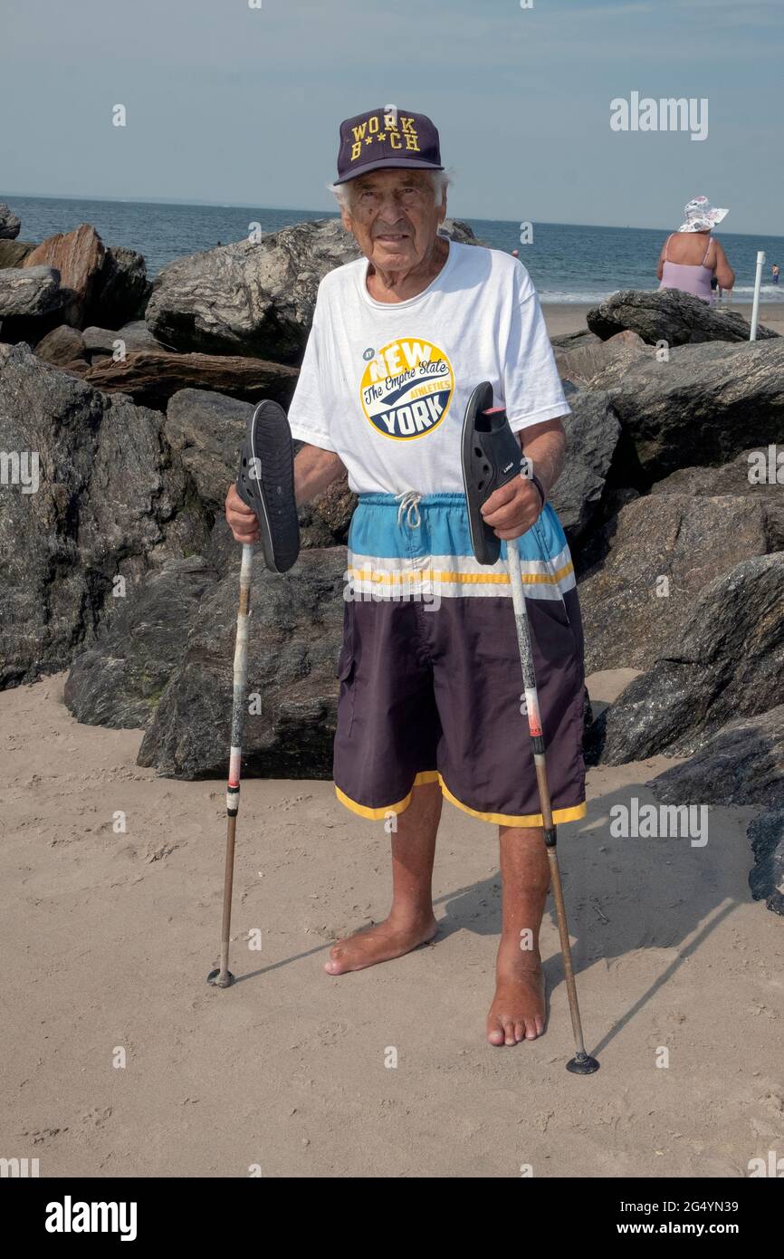 Posierte Porträt eines 95-jährigen Einwanderers aus Russland für seinen täglichen Übungsspaziergang am Strand. In Brighton Beach, Brooklyn, NY. Stockfoto