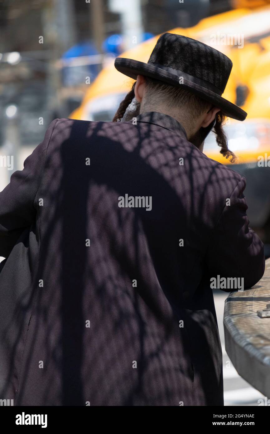 Ein anonymer orthodoxer jüdischer Mann mit Peyot auf der Lee Avenue in Williamsburg, Brooklyn, New York City. Stockfoto