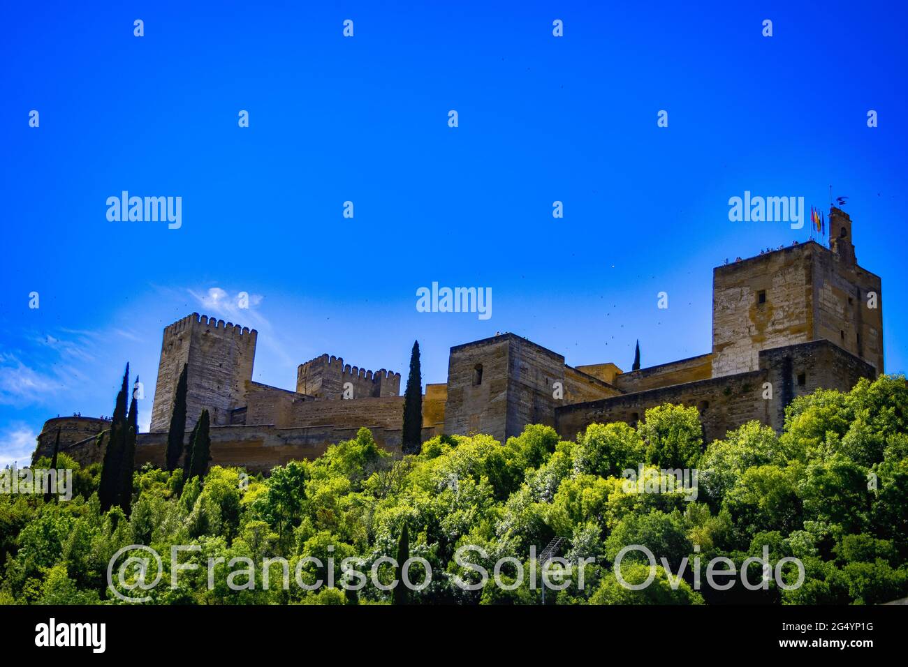 La Alhambra de Granada situada en la parte más occidental del cerro de Sabika, de planta trapezförmige Algo unregelmäßig, constituía la zona militar, Stockfoto