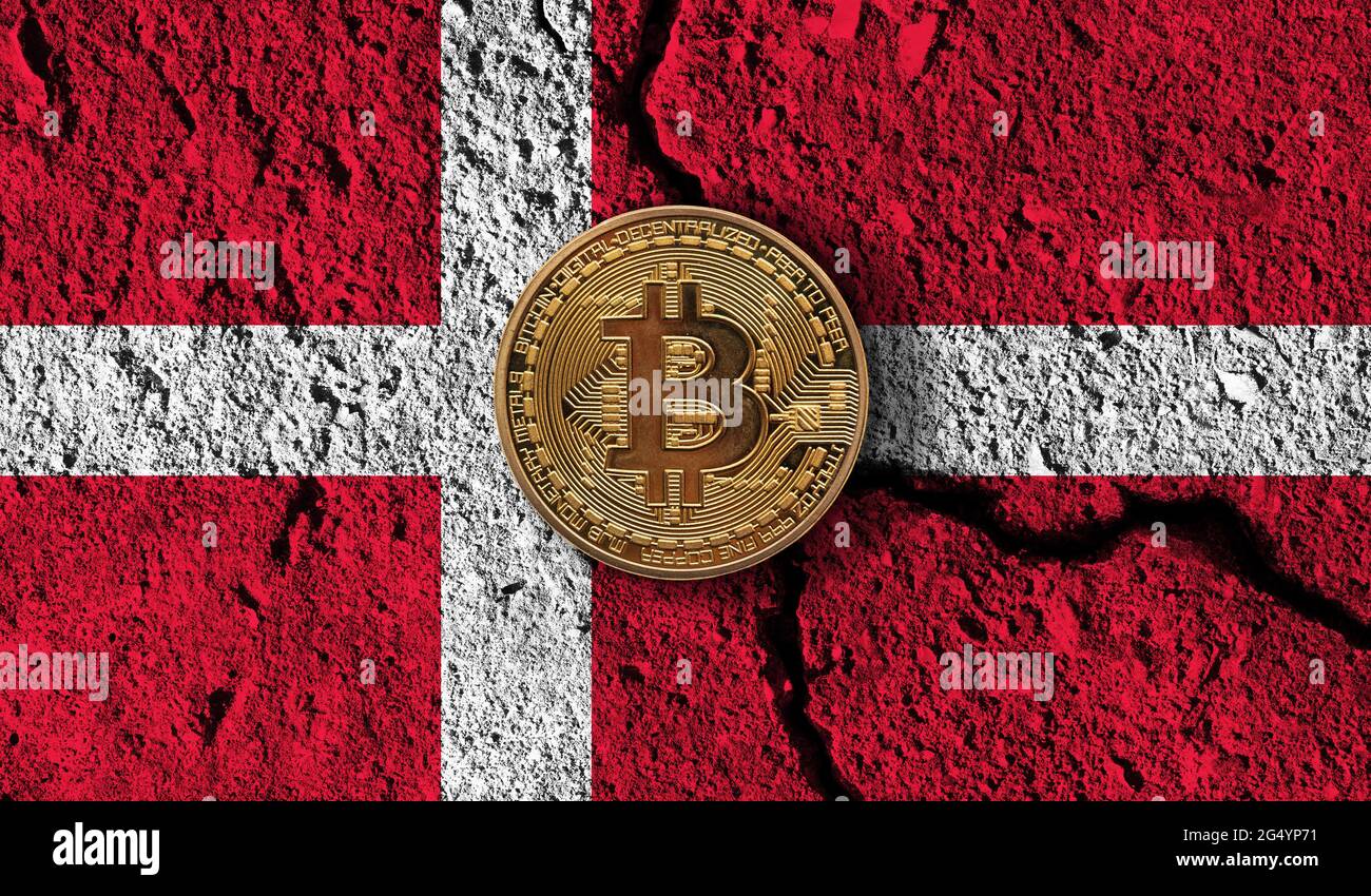 Bitcoin Krypto-Währungsmünze mit geknackter Dänemark-Flagge. Krypto-Einschränkungen Stockfoto