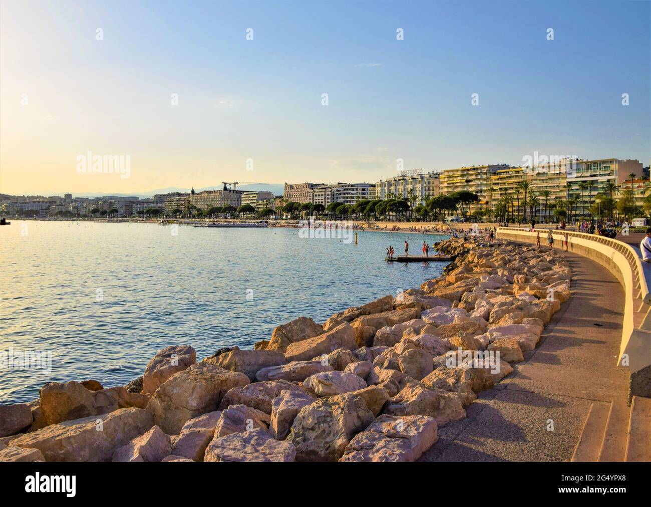 Strand und La Croisette, Cannes, Südfrankreich Stockfoto