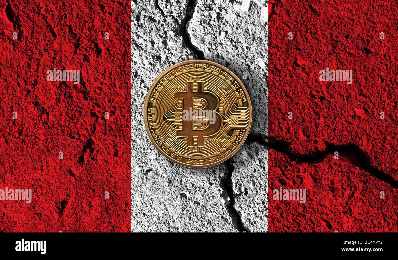 Bitcoin Krypto-Währungsmünze mit geknackter peruanischer Flagge. Krypto-Einschränkungen Stockfoto