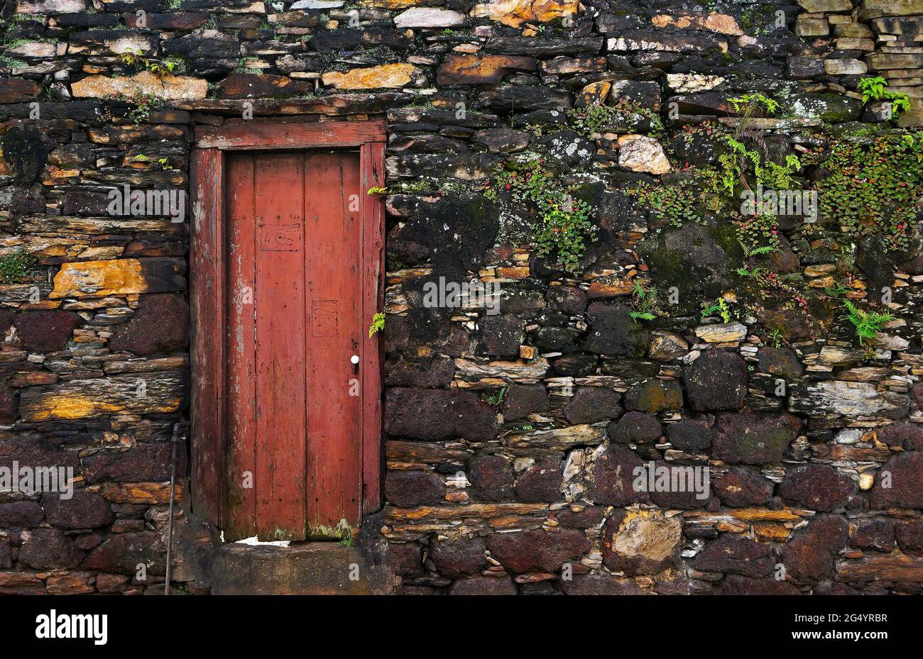 Alte Tür auf Steinmauer, Ouro Preto, Brasilien Stockfoto