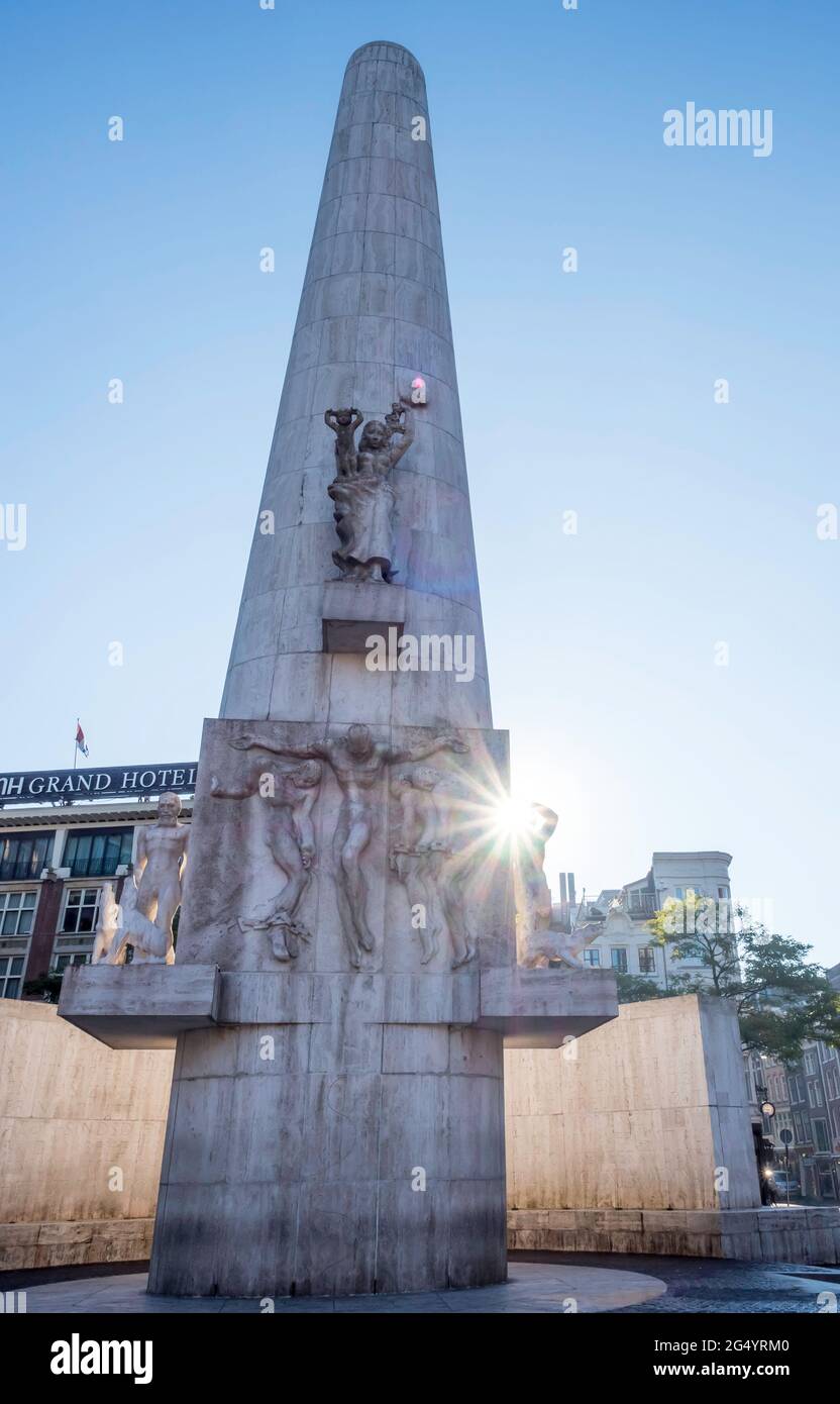 National Monument (entworfen vom Architekten Oud) auf dem Dam-Platz, um die Opfer des Zweiten Weltkriegs zu erinnern Amsterdam, Niederlande Stockfoto