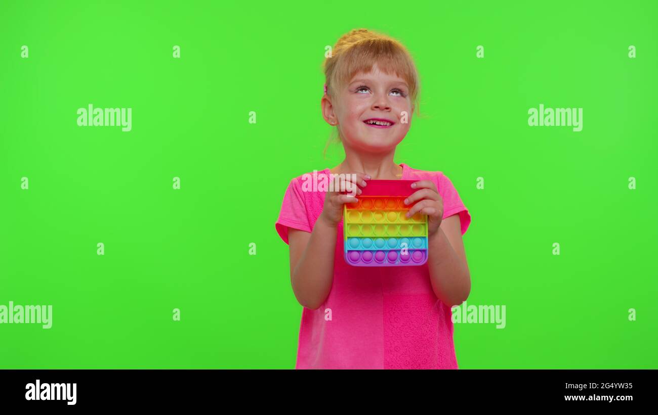Müde gelangweilte Kinder Mädchen Kind quetschen Pressen Anti-Stress-Touchscreen drücken Pop es beliebtes Spielzeug Stockfoto