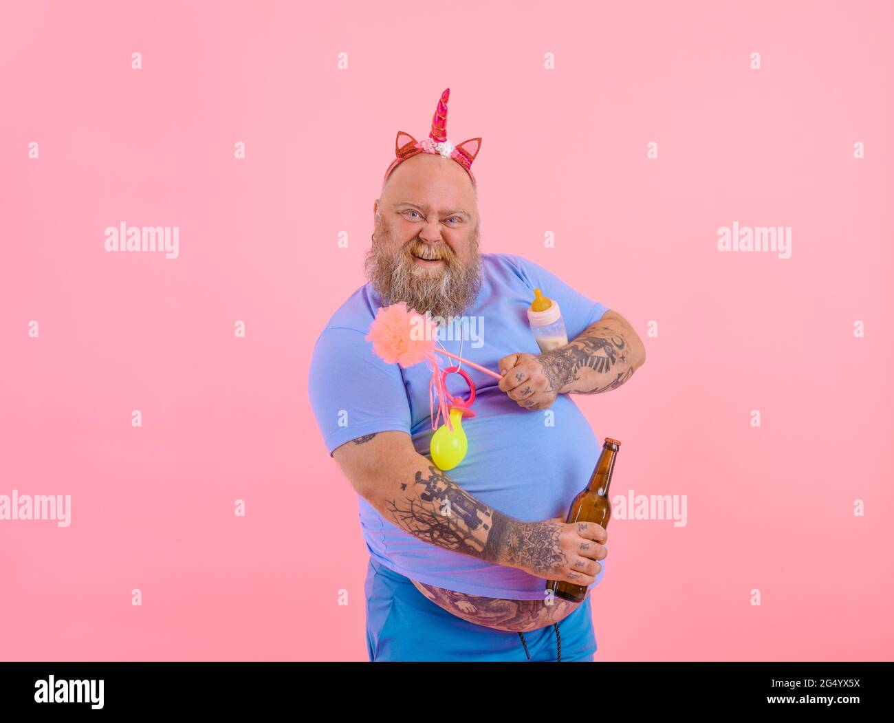 Fat Happy man wirkt wie ein glückliches Baby, trinkt aber Bier Stockfoto