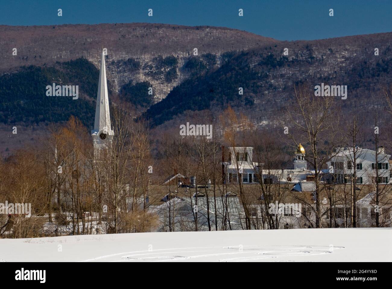 Winteransicht des historischen und bunten Manchester Village in Manchester, Vermont mit den Taconic Mountains im Hintergrund. Stockfoto