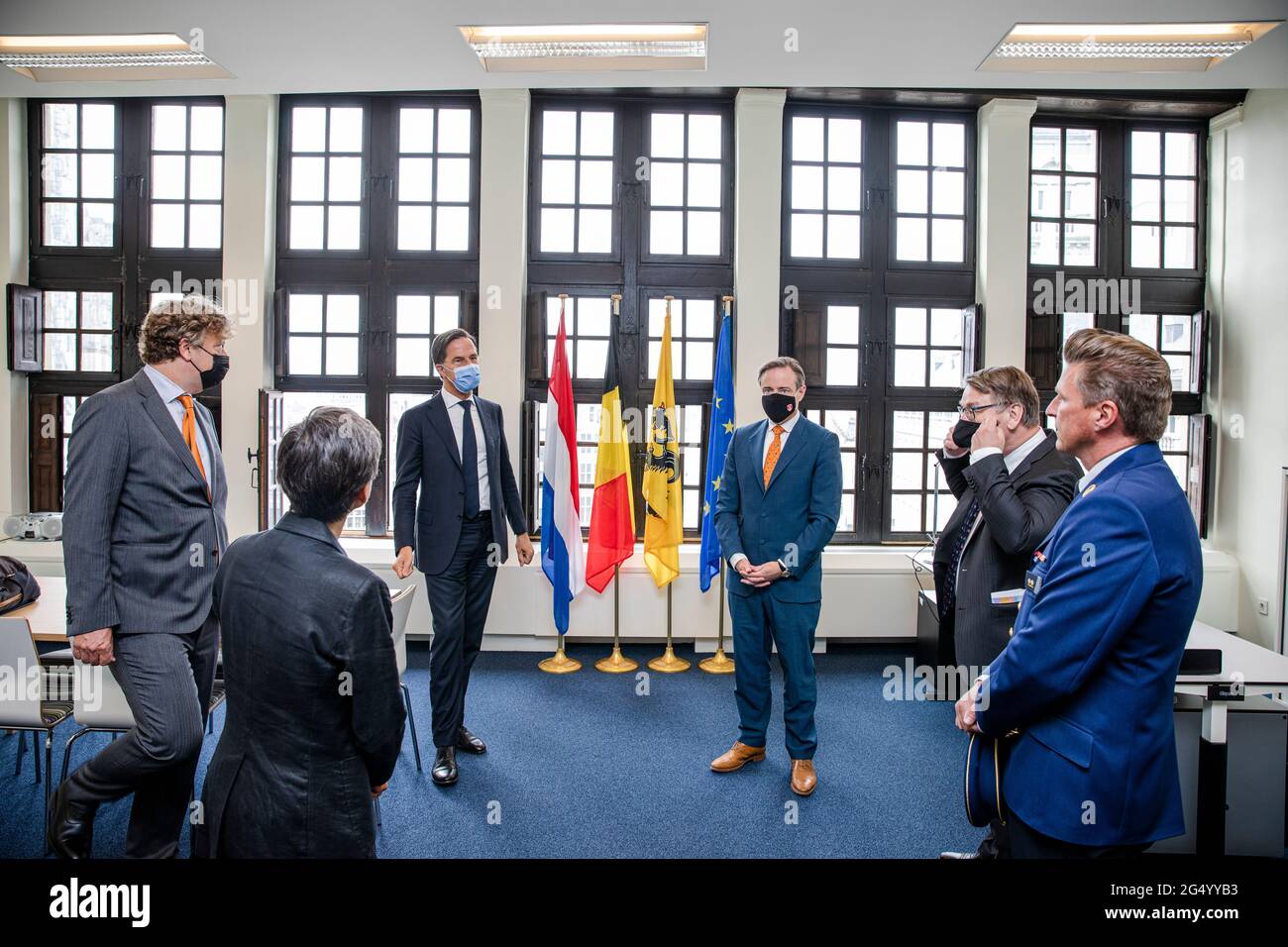 Der niederländische Premierminister Mark Rutte (CL) und der Antwerpener Bürgermeister Bart De Wever (CR) im Bild bei der Eröffnung eines neuen Büros der Konsulat-Gattungen Stockfoto