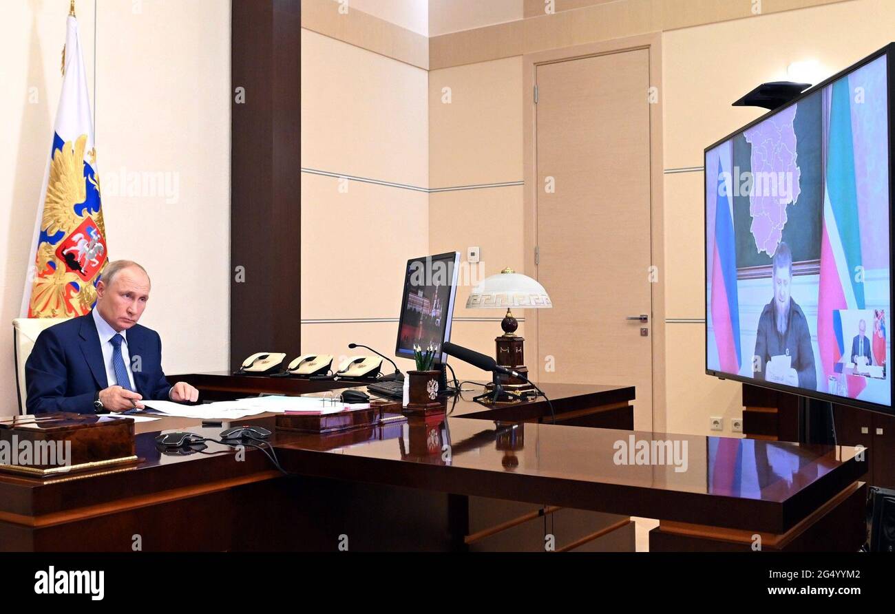 23. Juni 2021. - Russland, Region Moskau, Novo-Ogaryowo. - der russische Präsident Wladimir Putin während einer Videokonferenz mit dem Chef der tschetschenischen Republik Russlands Ramzan Kadyrow. Stockfoto