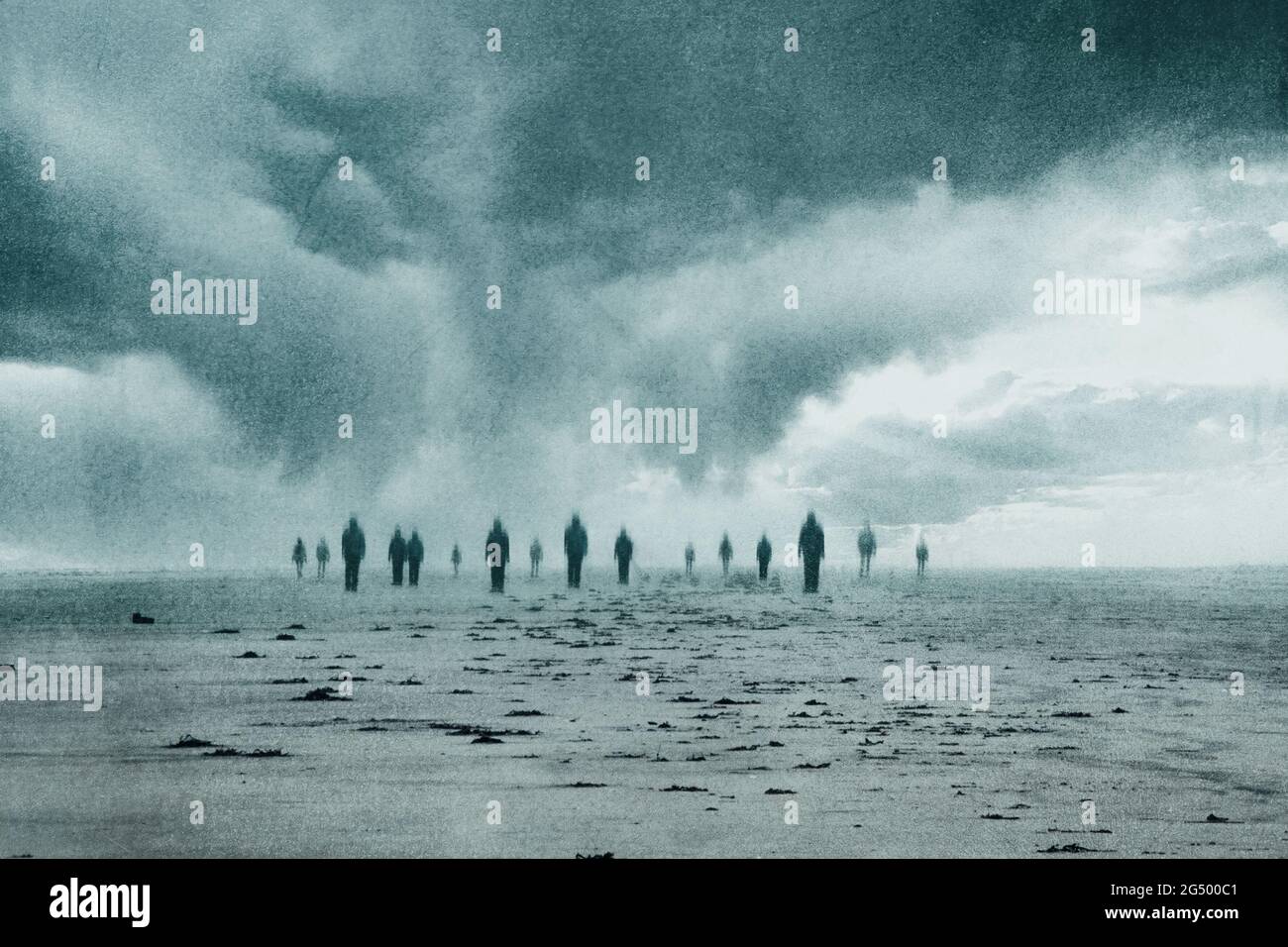 Ein übernatürliches Konzept. Eine Gruppe verschwommener verlorener Seelen, die an einem launischen Tag an einem Strand entlang spazieren. Mit einer abstrakten Grunge-Bearbeitung. Stockfoto