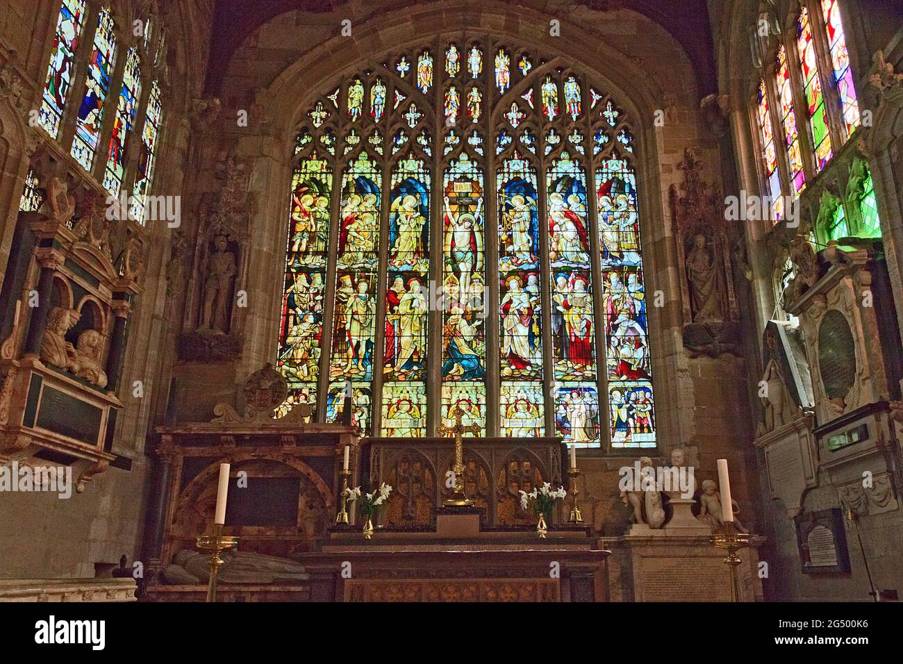Buntglasfenster und High Alter in der Holy Trinity Church, Statford-upon-Avon, Warwickshire Stockfoto