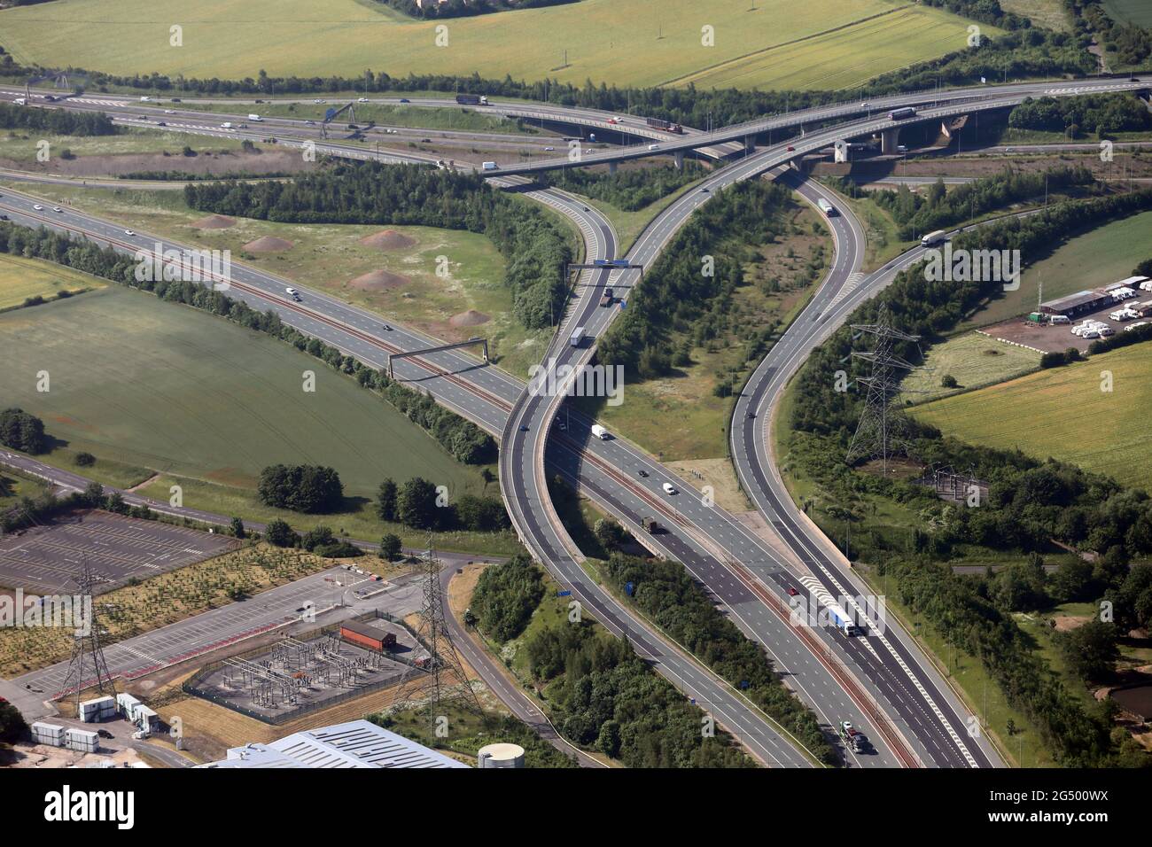 Luftaufnahme südlich der Autobahnkreuzung M62 J32a & A1(M) bei Ferrybridge, West Yorkshire Stockfoto