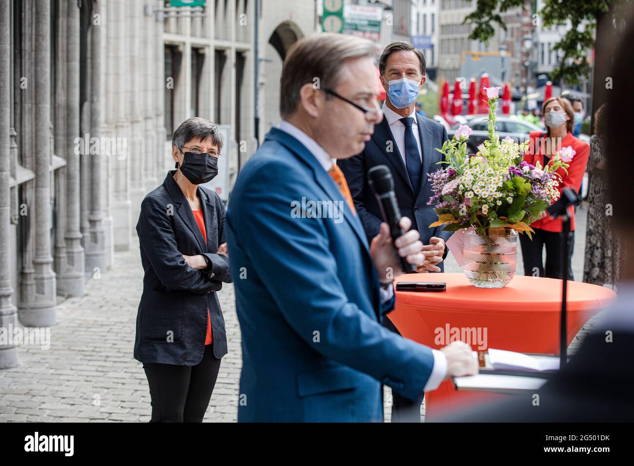 (L-R) Antwerpener Provinzgouverneur Cathy Berx, Antwerpener Bürgermeister Bart De Wever und der niederländische Premierminister Mark Rutte bei der Eröffnung eines Stockfoto