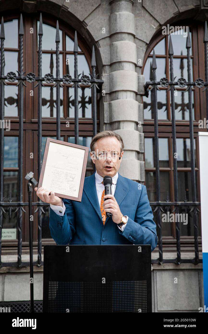 Der Antwerpener Bürgermeister Bart De Wever hält am Donnerstag, dem 24. Juni, eine Rede bei der Eröffnung eines neuen Büros des Generalkonsulats der Niederlande in Antwerpen Stockfoto