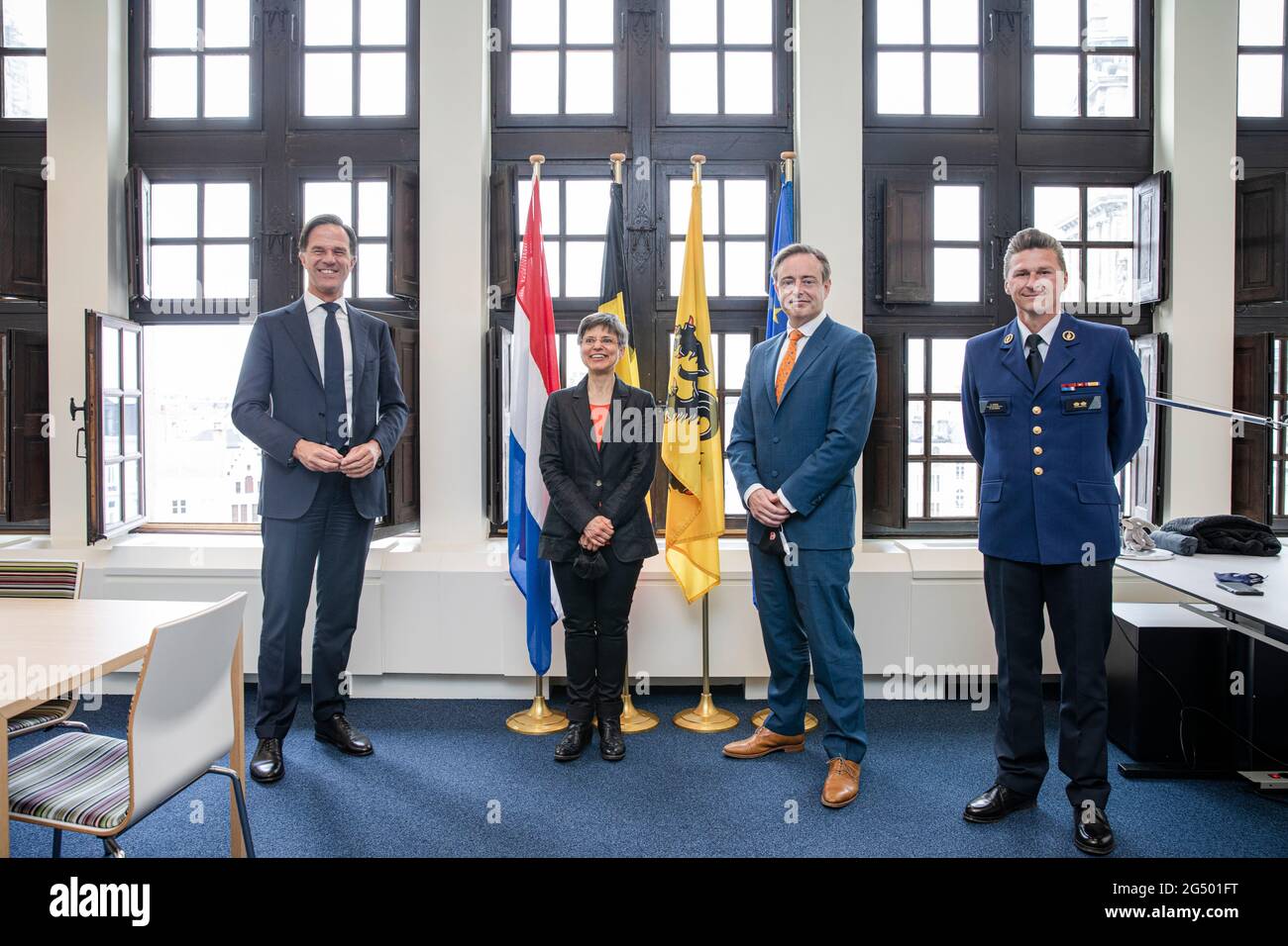 Mark Rutte, Premierminister der Niederlande, die Gouverneurin der Provinz Antwerpen, Cathy Berx, der Bürgermeister von Antwerpen, Bart De Wever, und das Karl Heeren-Bild der Polizei von Antwerpen Stockfoto