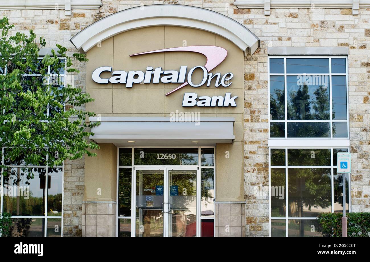 Houston, Texas USA 06-03-2021: Außenansicht der Capital One Bank in Houston, TX. 1994 gegründete amerikanische Finanzholding. Stockfoto